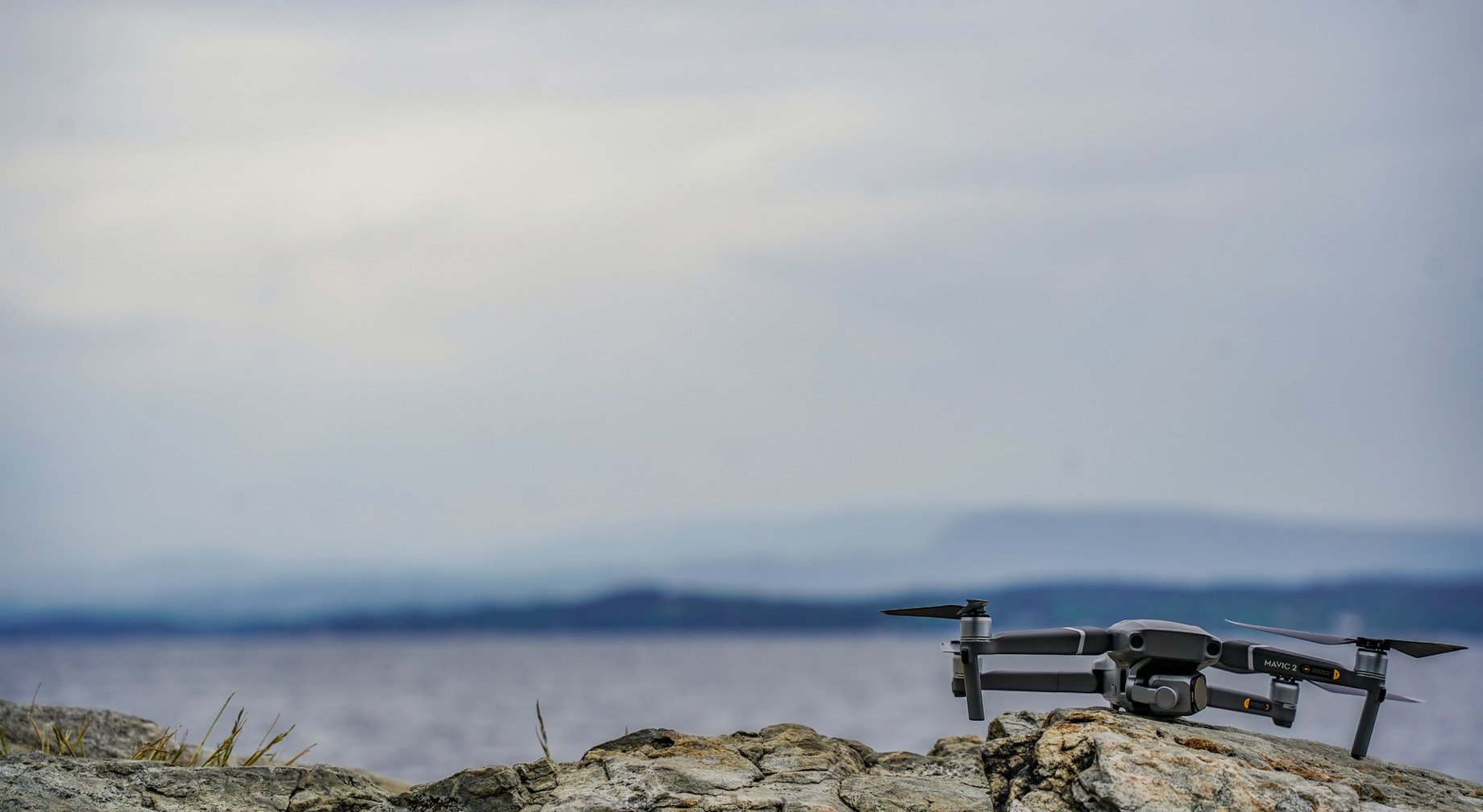 Bilde av drone ved fjord