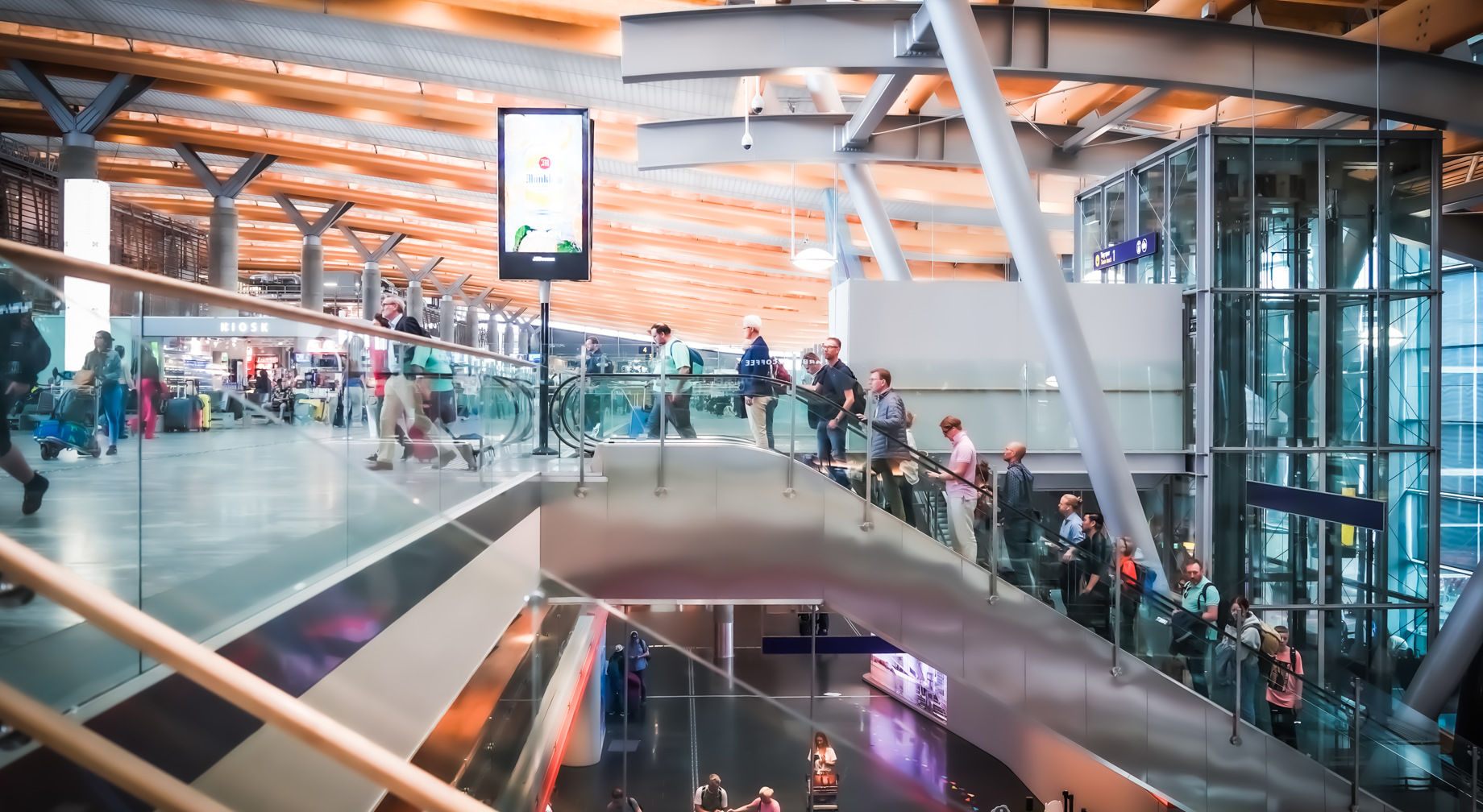 Kontrolltårn på flyplass med flygeledere i samtale, skjermer i bakgrunnen.