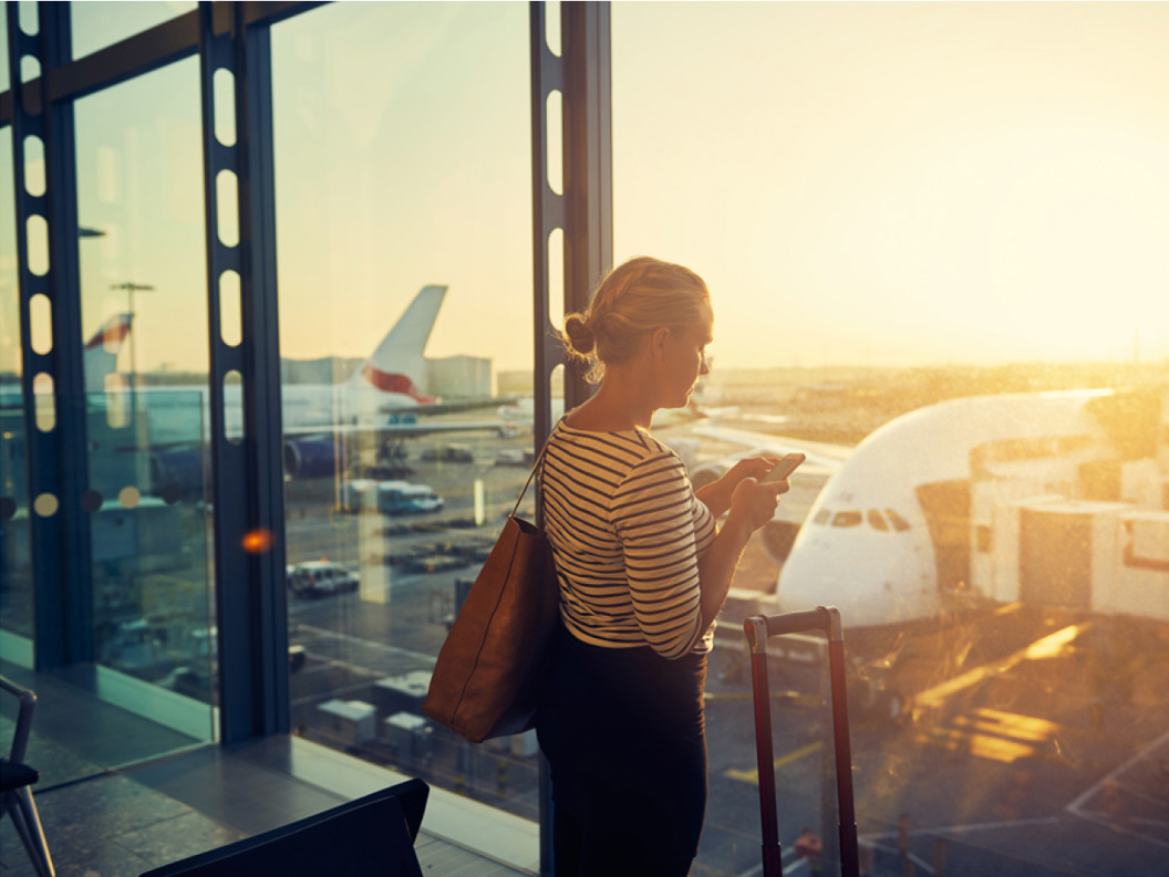 kvinne foran flyplassvindu