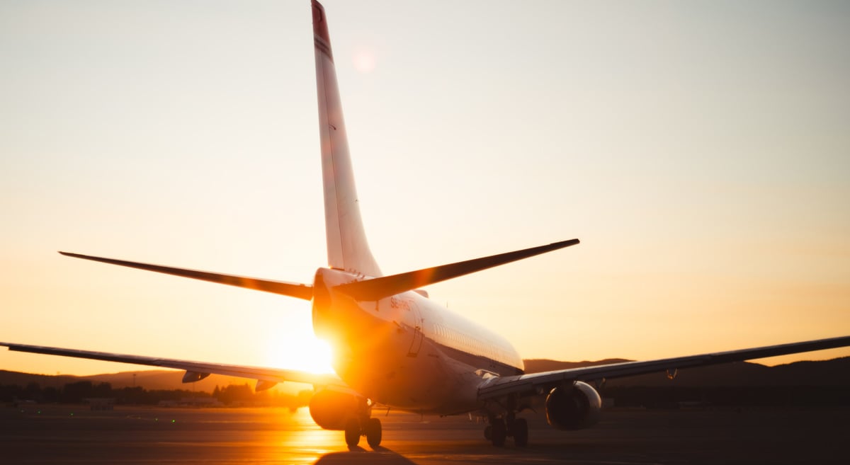 Bilde av fly i solnedgang