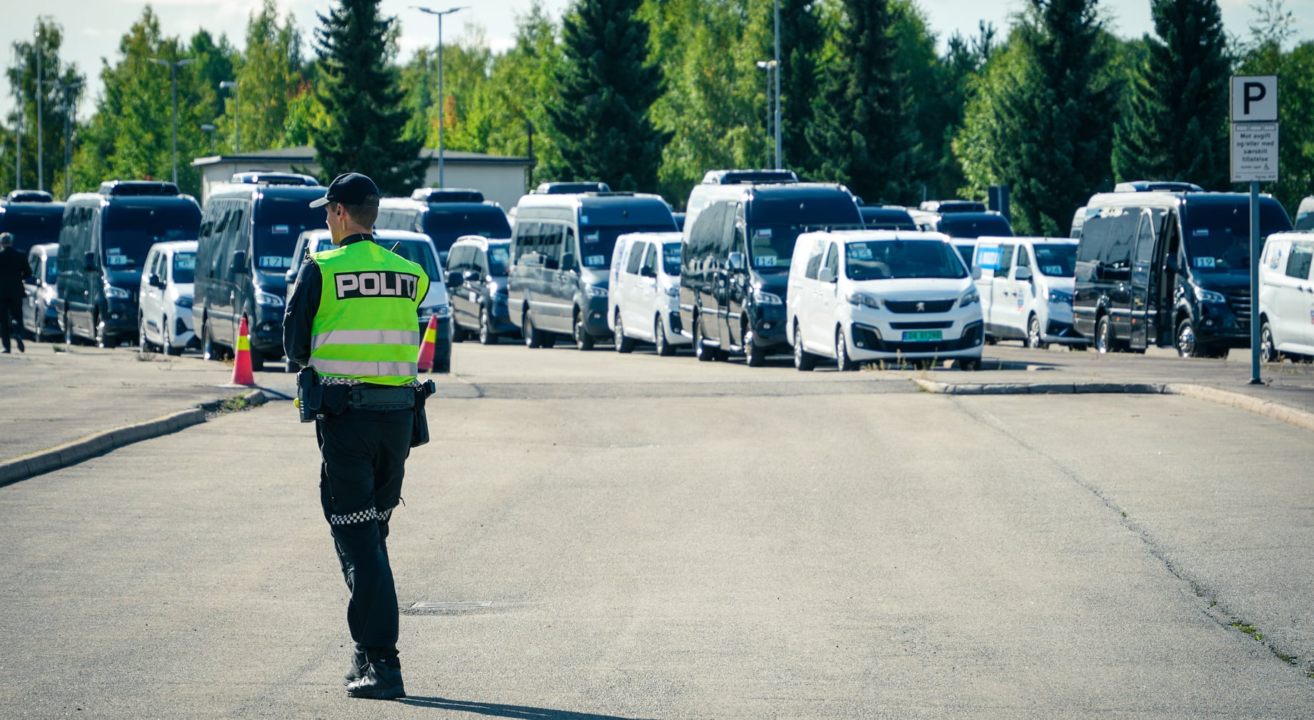 mann foran pc skjerm