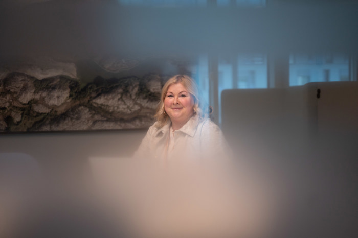 Kvinne på kontor