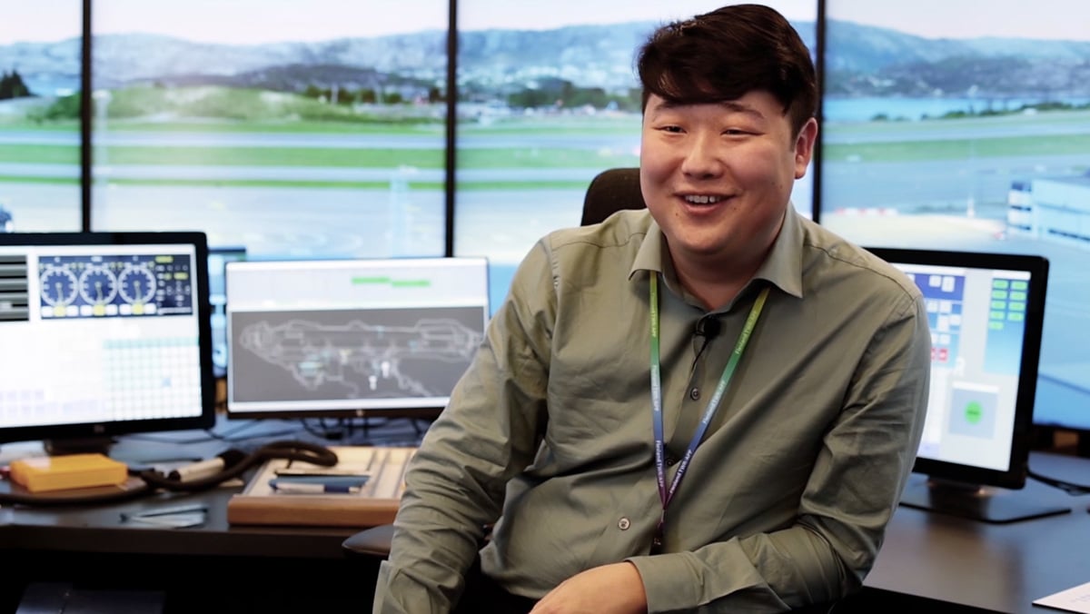 Mannleg tilsett framfor pc-skjermar