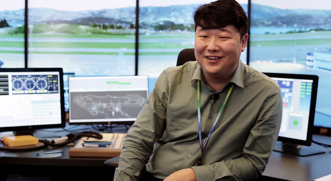 Mannlig ansatt foran pc skjermer