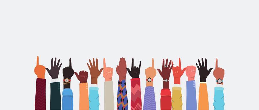 Fargerike hender heva mot himmelen, kledd i mønstra klede, symboliserer mangfald og samhald